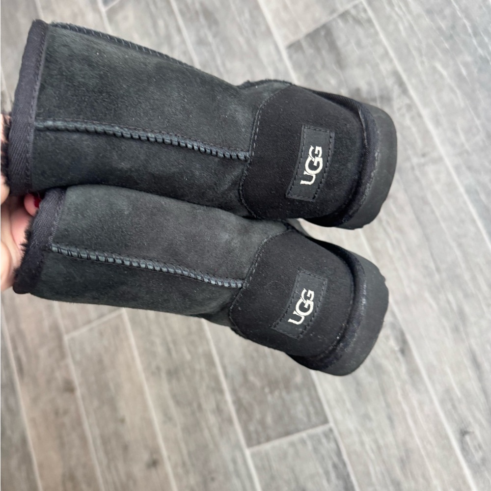 UGG Women’s Classic Short II Shearling Lined Short Boots - Picture 15 of 15